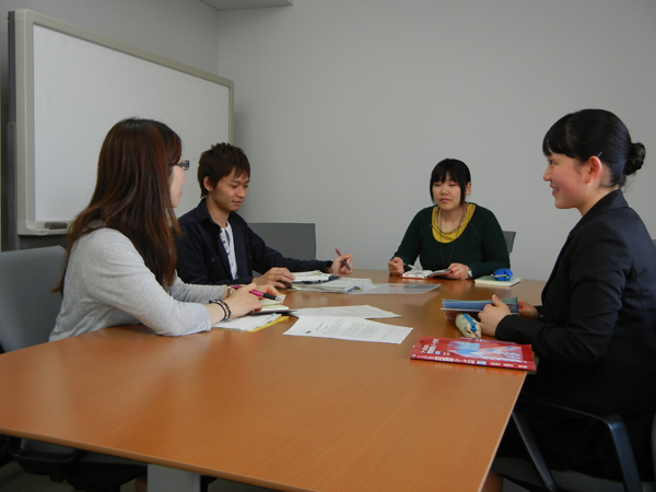 2012年5月　卒論生のゼミ風景